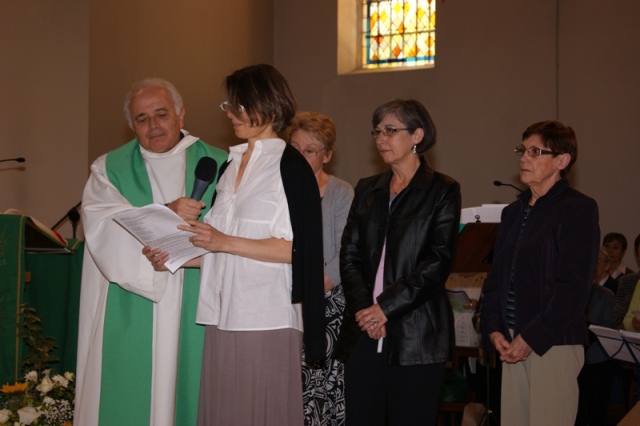Le Père Courcy, Isabelle, derrière Nicole, Martine et Marie-Claude