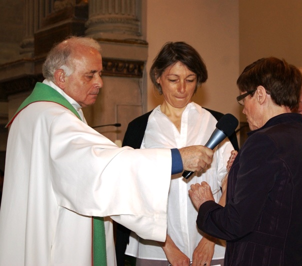 Marie-Claude remet la médaille à Isabelle